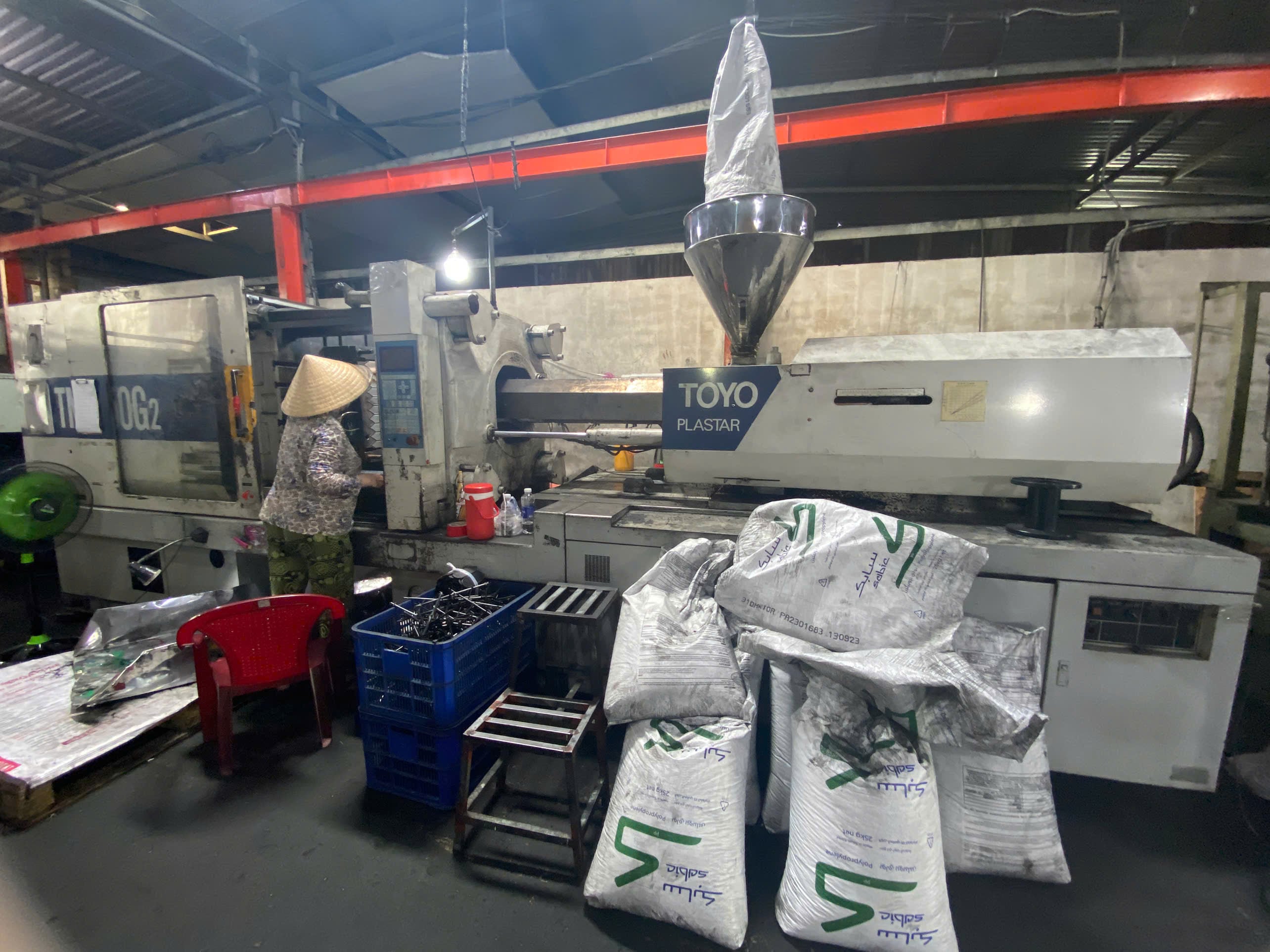 Injection molding machine 10